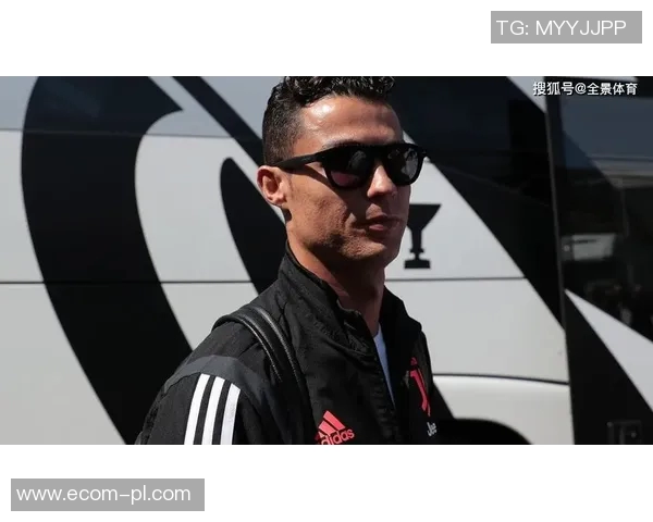 足球明星戴珍珠的时尚风采与魅力展示全景图片集